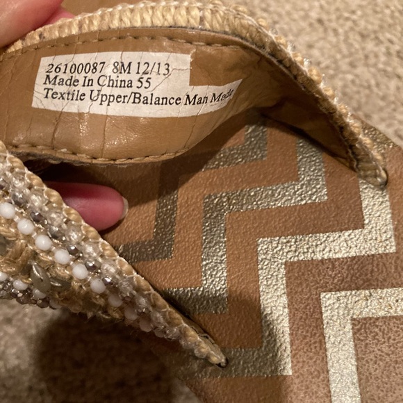 CLARKS thong sandals. Size 8. Tan with cream and silver embellishments. - Picture 4 of 4